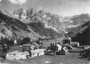 B97863 cirque de gavarnie le village massif du marbore france real photo