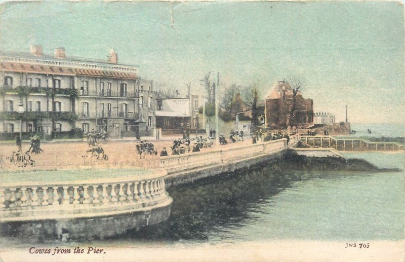 Postcard Europe UK England Cowes pier view thypical Sunday stroll costumes 1904