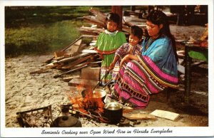 postcard Florida Native American - Seminole woman and children cooking