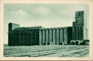Postcard ON Fort William Canadian Pacific Rail Grain Elevator Trains 1930s K49