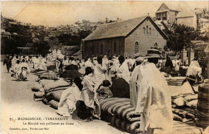 CPA AK Tananarive. Le Marché aux paillasses au Zoma. MADAGASCAR (625892)