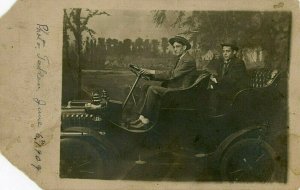 Postcard RPPC Two Gentlemen driving an Early 1900s Classic Oakland Motor Car. Q1