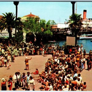 1954 Avalon Bay, Catalina Island, Cal Crowds Steamer Arrival Fountain Plaza A227