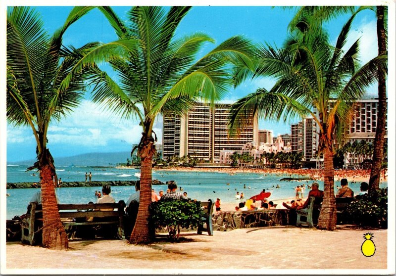 CONTINENTAL SIZE POSTCARD CROWDS ON BENCHES & THE BEACH AT WAIKIKI HAWAII 1970s