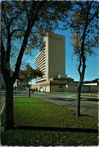 Postcard SK Regina Victoria Avenue Regina Inn. Street View 1970s K56