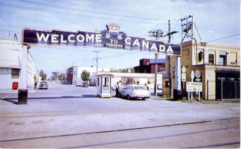 Fort Frances, ON Ontario ~ Welcome Arch The Gateway to Canada ~ Postcard