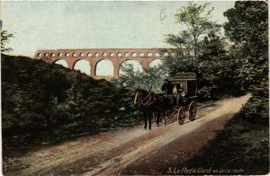 CPA Le PONT-du-GARD vu de la route (458852)