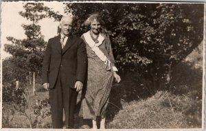 RPPC Lovely Couple Elsies Garden at Auckland New Zealand Postcard G26