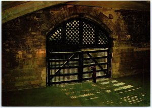 VINTAGE CONTINENTAL SIZE POSTCARD TRAITORS' GATE AT THE TOWER OF LONDON U.K.