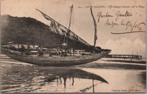 Cochinchina Vietnam Cap St Jacques Une Barque echouee sur la Plage Vũng Tàu C097