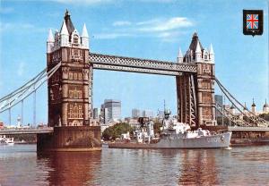 BR91449 london tower bridge ship bateaux  uk