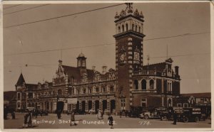 PC NEW ZEALAND, DUNEDIN, RAILWAY STATION, Vintage REAL PHOTO Postcard (B41668)