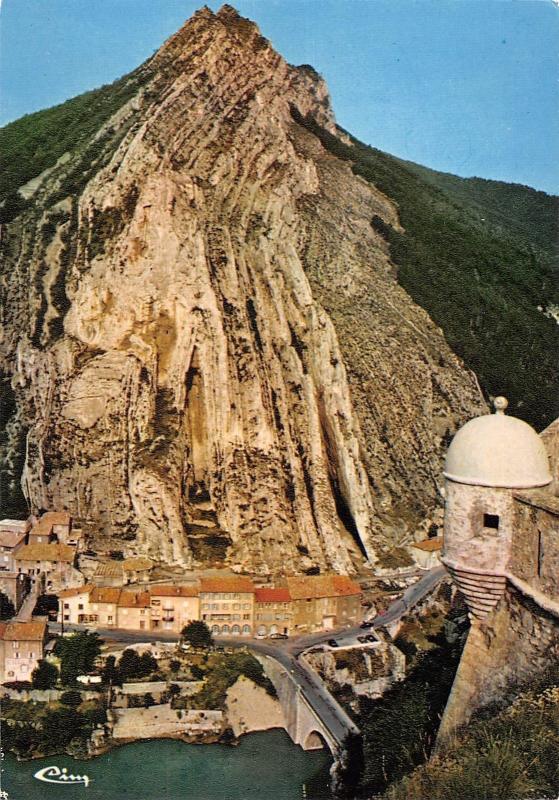 BT8632 Sisteron le rocher de la beaume et le faubourg       France