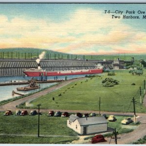 c1940s Two Harbors, Minn City Park Ore Docks Steamship People Watching Boat A234