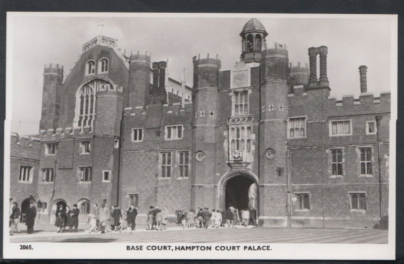 Middlesex Postcard - Hampton Court Palace, Base Court   Ref.RT2