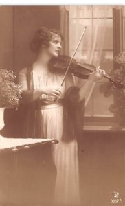 Violinist real photo Postal Used Unknown, Missing Stamp 