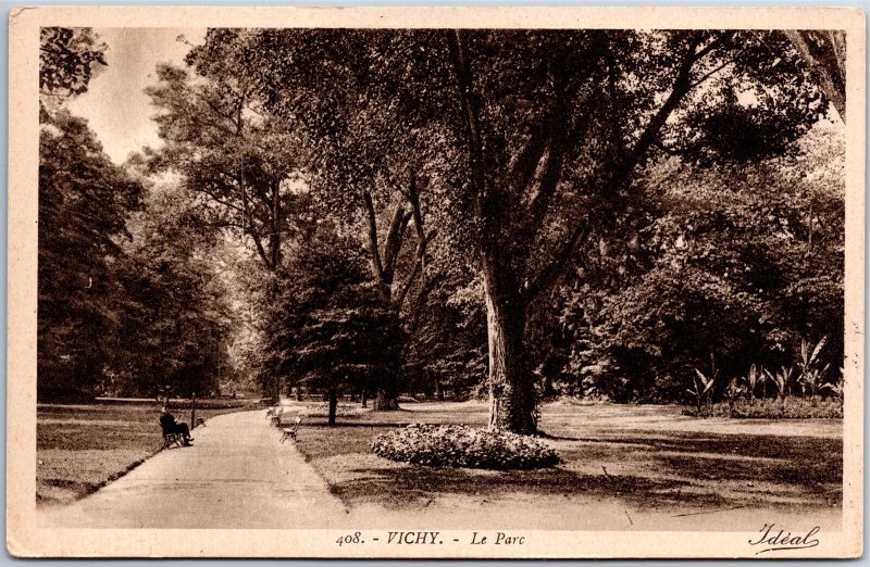 VINTAGE POSTCARD THE PARK SCENE AT VICHY FRANCE c. 1920s