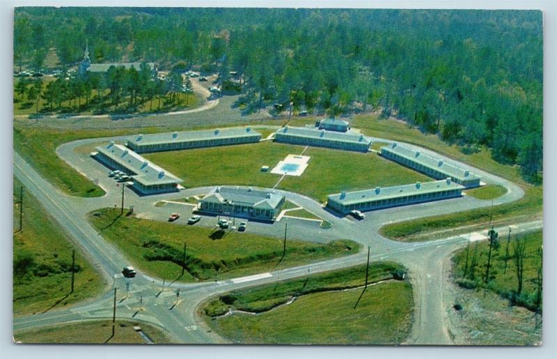 Postcard AL Alexander City Horseshoe Bed Motel Airview Vintage Swimming Pool B03