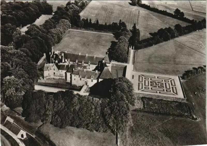 CPA Carrouges Le Chateau, Vue aerienne prise du Sud-Ouest FRANCE (1054064)