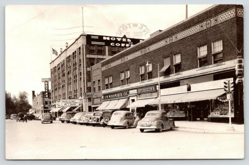 Newton Iowa ~ East Side Cuadrado Teatro ~ ~ ~ ~ de Spurgeon Woolworth hotel Maytag ~ 1940 Foto Real Postal 