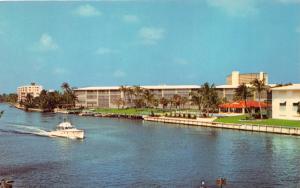 DEERFIELD BEACH FLORIDA CABIN CRUISER BOAT ON INLAND WATERWAY POSTCARD 1960s