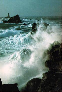 POSTAL 56454: La Pointe du Raz et le phare de la Vieille