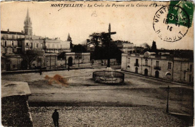 CPA MONTPELLIER - La Croix du Peyrou et la Caisse d'Epargne (511363)