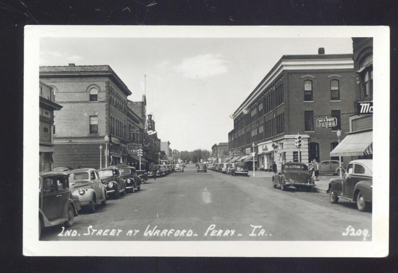 RPPC PERRY IOWA DOWNTOWN STREET SCENE 1930's CARS VINTAGE REAL PHOTO POSTCARD