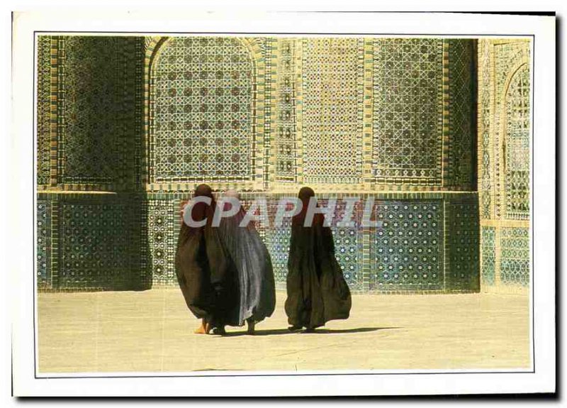 Modern Postcard These few mysterious women covered Fantomes chador peeking th...