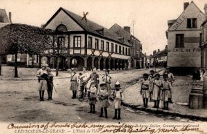 Crevecceur-le-Grand, France - Children on the corner - L'Hotel de Ville - c1908