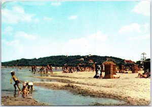 VINTAGE CONTINENTAL SIZE POSTCARD BEACH ON THE VISTULA AT KAZIMIERZ DOLNY POLAND