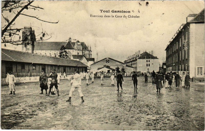 CPA Militaire Toul - Exercices dans la Cour du Chatelet (90313)