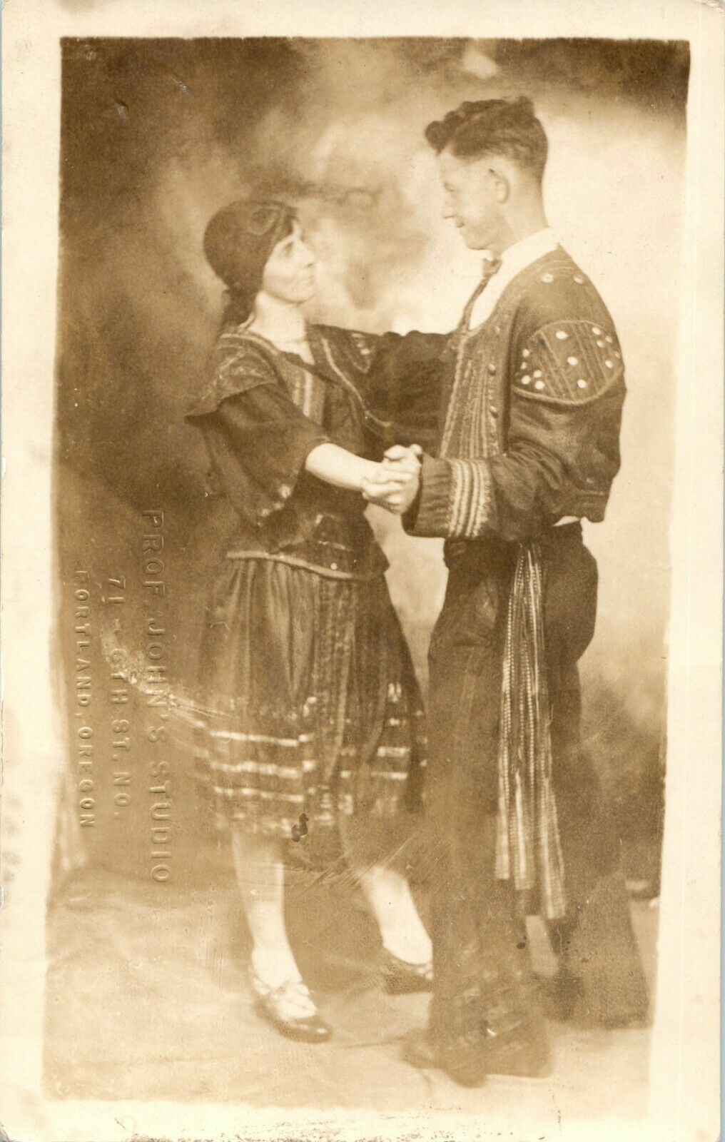 Carte Postale Ancienne Art Déco - Couple Dansant Le Tango - RPPC Coloriée à La Main (1920)