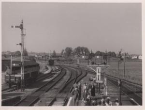 (au70) Wight Railway Brading Station looking towards Ryde with Trains Photo