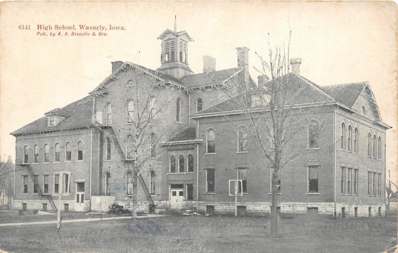 J19/ Waverly Iowa Postcard c1910 High School Building  45