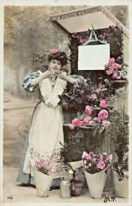 BEAUTIFUL WOMAN THROWS KISSES-COLOR FRENCH PHOTO POSTCARD