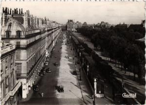CPM PARIS - Rue de Rivoli et le Palais de Louvre (216795)