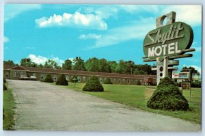 Cedar Rapids Iowa Postcard Skylit Motel Building Signage Entrance 1960 Unposted