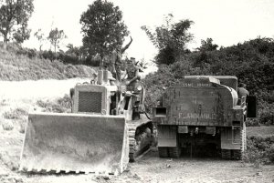 1960s VIETNAM WAR ARMY BULLDOZIER TANKER TRUC SOLDIER PHOTO RPPC POSTCARD 43-189