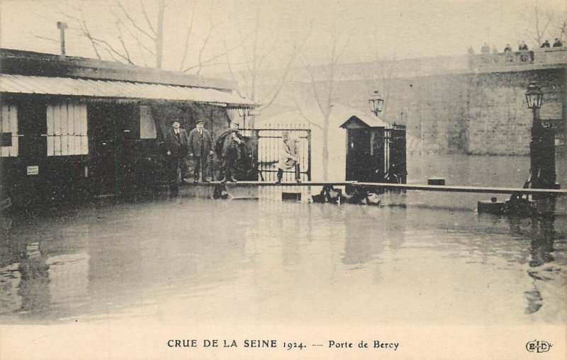 Disasters themed postcard flood of the Seine Paris Porte de Berey 1924 France