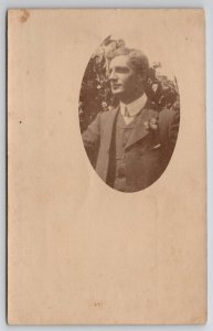 Foto mascarada oval cavalheiro atraente RPPC c1910 cartão postal B38-