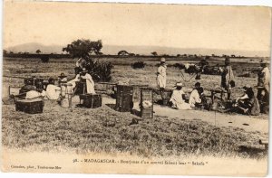 PC BOURJANES D'UN CONVOI DAISANT LEUR SAKAFO ETHNIC TYPES MAGADASCAR (a30150)