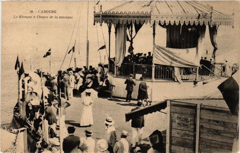 CPA CABOURG - Le Kiosque a l'heure de la musique (422306)