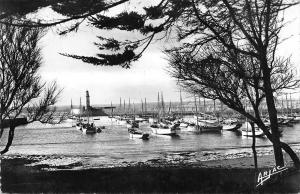 BR37859 Ile d Oleron la cotiniere le port ship bateaux france