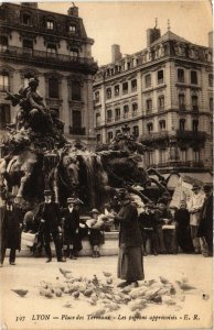 CPA LYON - Place des Terreaux - Les pigeons apprivoises (368096)