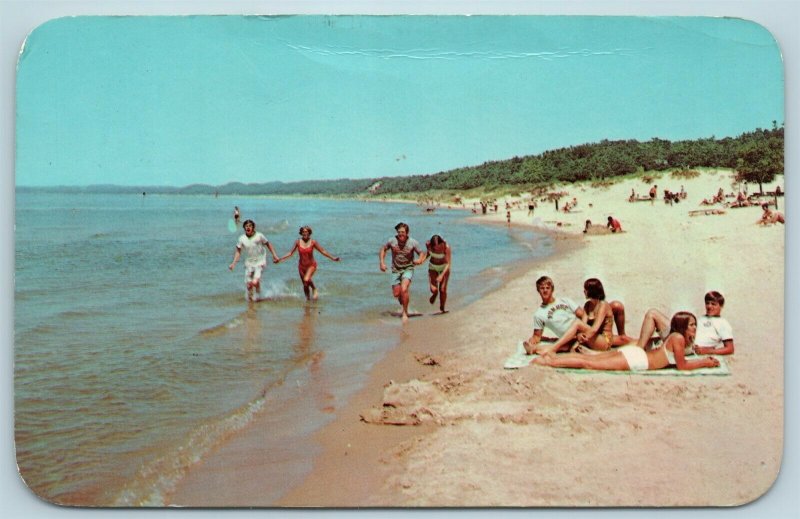 Postcard MI Pentwater Michigan People On Beach at Lake Michigan AF11