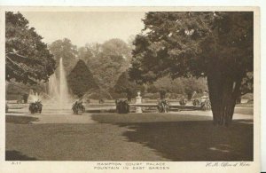 Middlesex Postcard - Hampton Court Palace - Fountain in East Garden - TZ11382