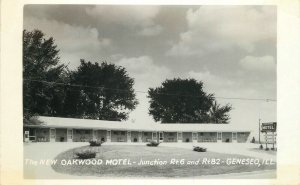 Postcard RPPC Illinois Geneseo New Oakwood Motel 1950s occupation 23-4906