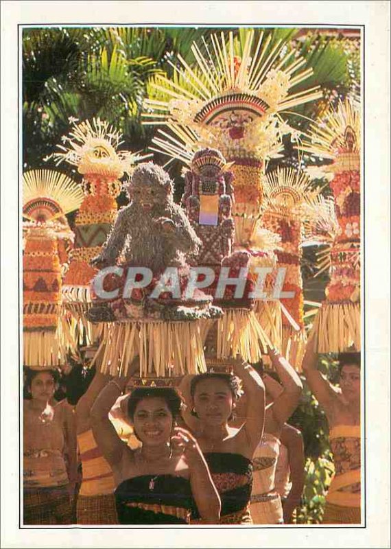 Postcard Modern Indonesia Bali Women wearing Offerings