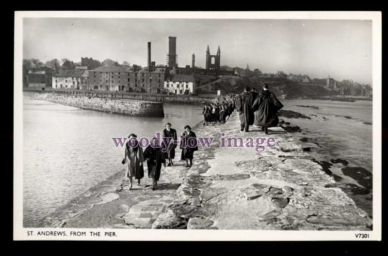 tp1754 - Scotland - University Students cross Pier, St.Andrew's, Fife - postcard